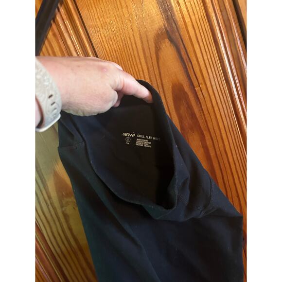 Aerie black high rise cropped leggings w/ embroidery on bottom small - Picture 3 of 4